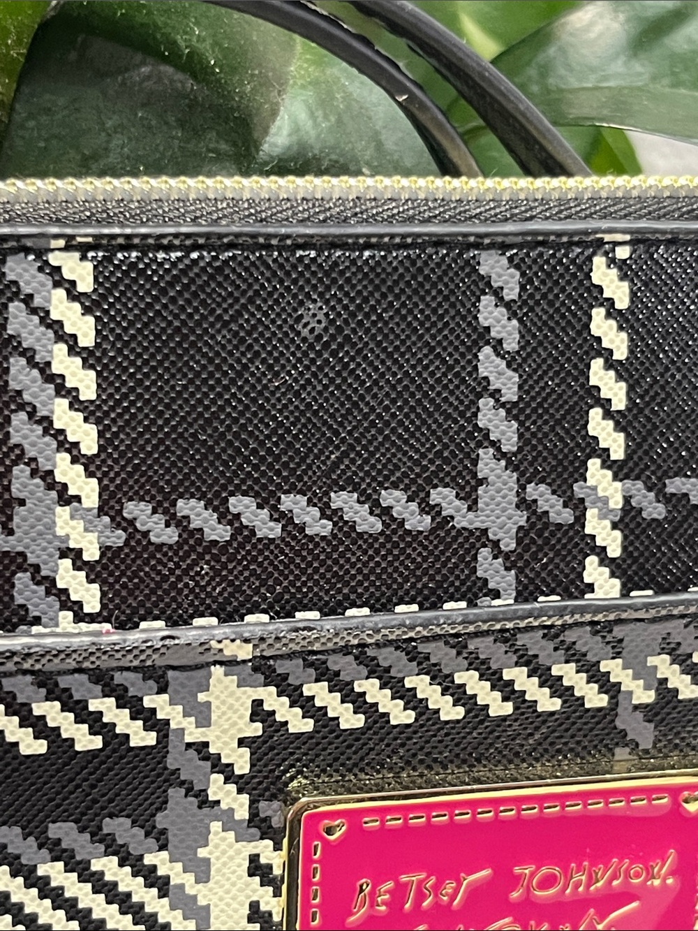 Betsey Johnson Plaid Wristlet Clutch Wallet Black Cream Pink Like New - Picture 3 of 10